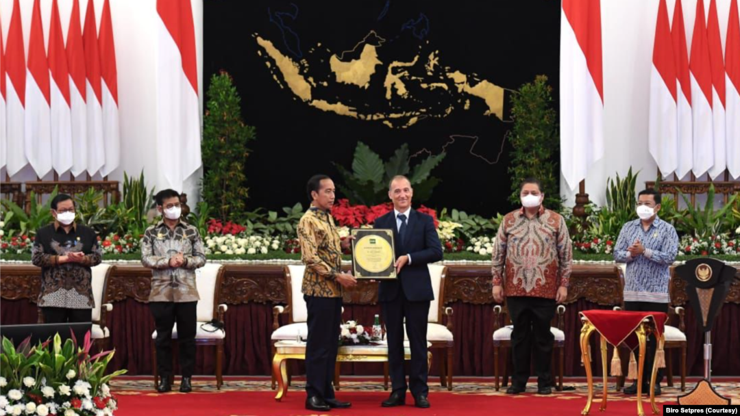 Presiden Jokowi menerima penghargaan atas pencapaian Indonesia dalam Swasembada Beras yang diserahkan oleh Dirjen IRRI Jean Balie di Istana Merdeka, Jakarta, Minggu (14/8). (Foto: Biro Setpres )