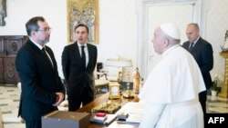 This handout photo taken on Aug, 6, 2022 and released by the Vatican Media shows Pope Francis (R) speaking with Andrii Yurash (L), Ukrainian Ambassador to the Holy See, at the Vatican. (Photo by handout / Vatican City / AFP)