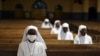 Sejumlah biarawati menghadiri misa Perjamuan Terakhir di sebuah katedral Ouagadougou, Burkina Faso, pada 9 April 2020. (Foto: Reuters/Anne Mimault)