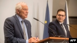 Diplomat tinggi Uni Eropa, Josep Borrell (kiri) bersama Menlu Jan Ceko Lipavsky dalam konferensi pers di Praha, Rabu (31/8). 