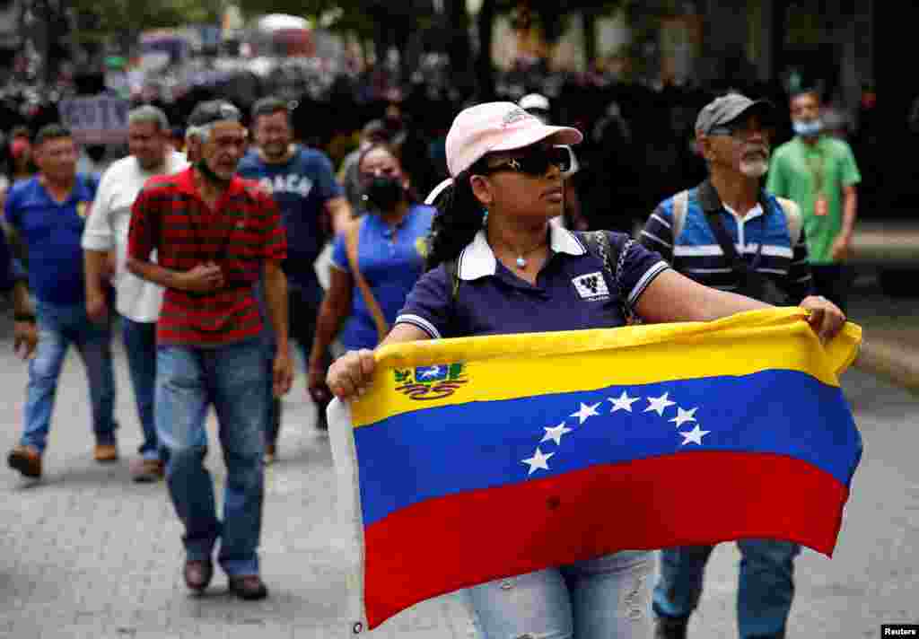 Un participante lleva la bandera nacional durante la marcha.