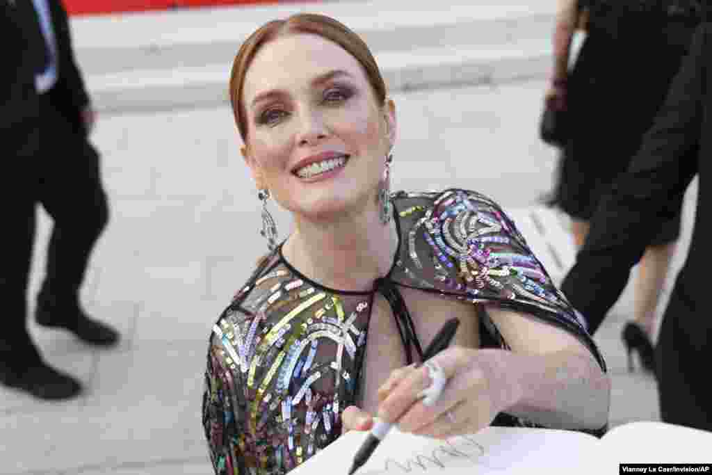 Jury president Julianne Moore signs autographs upon arrival at the premiere of the film &#39;White Noise&#39; and the opening ceremony during the 79th edition of the Venice Film Festival in Venice, Italy.