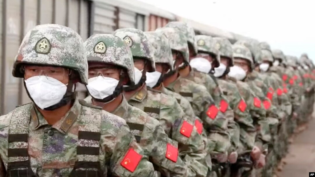 Sejumlah tentara China tiba di stasiun kereta Grodekovo di Primorsky Krai, Rusia, pada 29 Agustus 2022. Tentara China akan berpartisipasi dalam latihan militer gabungan dengan pasukan Rusia. (Foto: Russian Defense Ministry Press Service via AP)