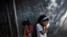 Dua anak perempuan Palestina menangis selama pemakaman seorang rekan mereka yang tewas akibat serangan Israel, Layan al-Shaer yang berusia 11 tahun di Khan Younis, di Jalur Gaza, 11 Agustus 2022.