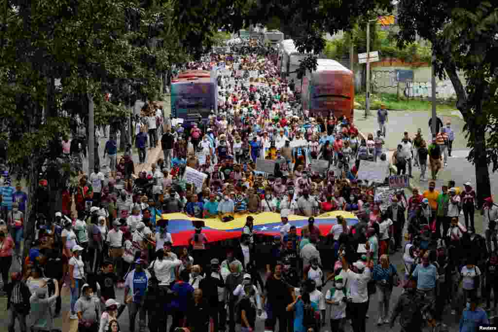 Algunos docentes señalan que viven en condiciones precarias y de la ayuda de sus familiares.