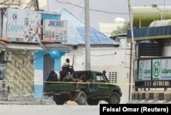 Des agents de sécurité somaliens autour de l'hôtel Hayat, à Mogadiscio, en Somalie, le 20 août 2022.