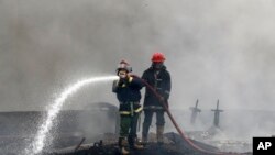 Los bomberos trabajan para apagar un incendio mortal en una instalación de almacenamiento de petróleo en Matanzas, Cuba, el martes 9 de agosto de 2022.