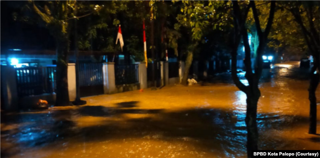 Banjir merendam pemukiman warga Kota Palopo, Sulawesi Selatan pada Jumat (12/8) pukul 22.25 WITA. (Foto: BPBD Kota Palopo)