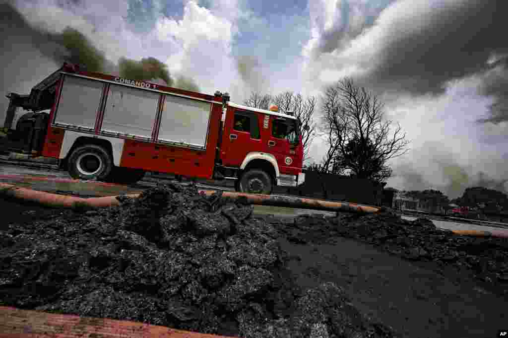 Desde el día de la explosión, organismos de socorro trabajan para detener el fuego.&nbsp;