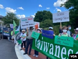 Wamarekani wenye asili ya Taiwan wakiwa mbele ya ubalozi wa China mjini Washington, DC kupinga mazoezi ya kijeshi yakitumia silaha za moto yanayoendeshwa na China kuzunguka nchi ya Taiwan baada ya Spika wa Bunge la Marekani Nancy Pelosi kufanya ziara katika visiwa hivyo. August 12. 2022.