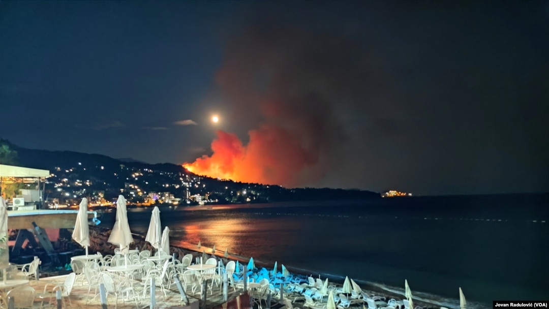 Požar u brdima između Sutomora i Bara, u noći 11. avgusta 2022. Foto: VOA/Jovan Radulović