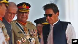 سابق وزیرِ اعظم عمران خان جنرل باجوہ کے کورٹ مارشل کا مطالبہ کر رہے ہین۔