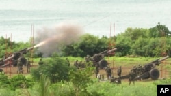 台湾军队在屏东枫港举行重炮实弹射击演练。（2022年8月9日）