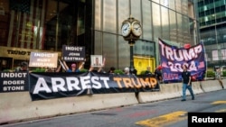 Demonstranti pozivaju na hapšenje bivšeg predsjednika Donalda Trumpa dok njegove pristalice traže da se kandiduje 2024. na dva mitinga ispred Trumpove kule u New Yorku 2022. 
