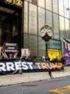 PDemonstranti pozivaju na hapšenje bivšeg predsednika Donalda Trampa dok njegove pristalice traže da se kandiduje 2024. na dva mitinga ispred Trampove kule u Njujorku 2022. 