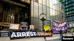 在纽约特朗普大厦外，抗议者呼吁逮捕美国前总统特朗普，支持者则要求特朗普宣布参选2024年总统大选。(2022年8月9日)