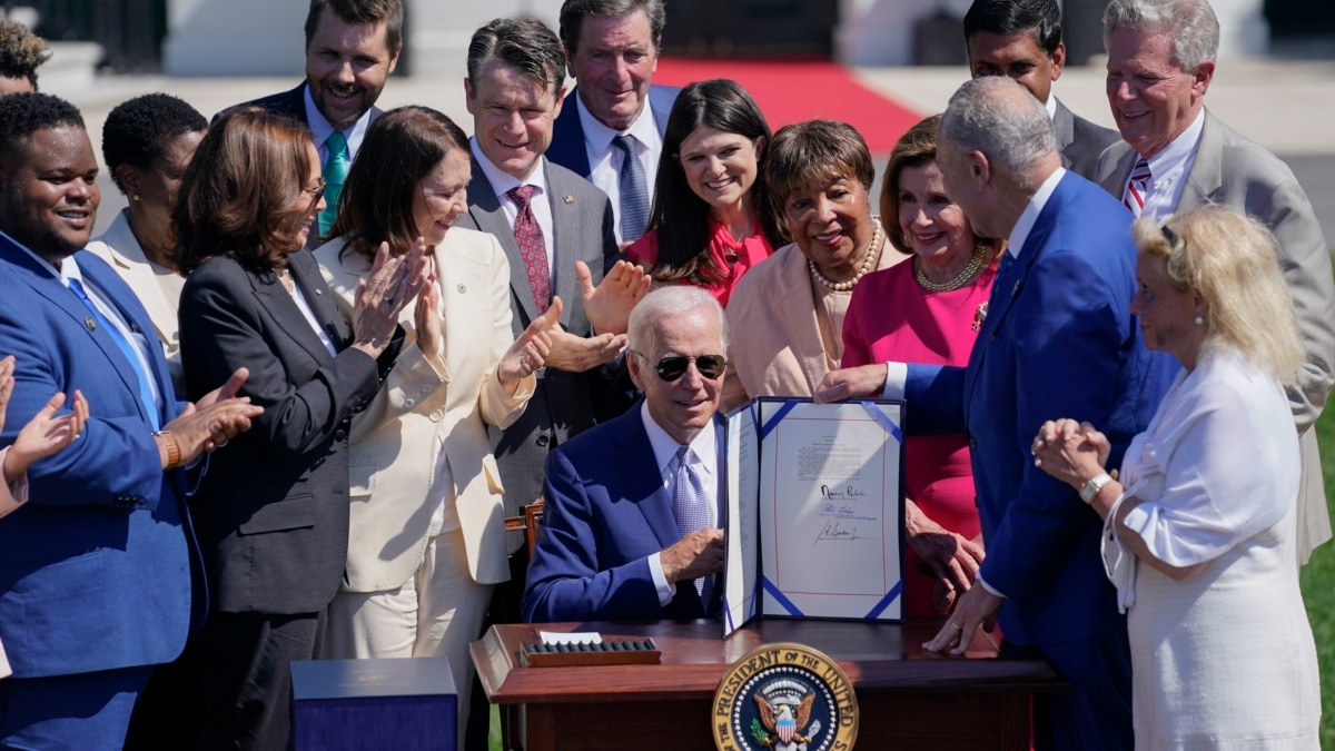 Biden Signs Semiconductor Bill Boosting US Competitiveness