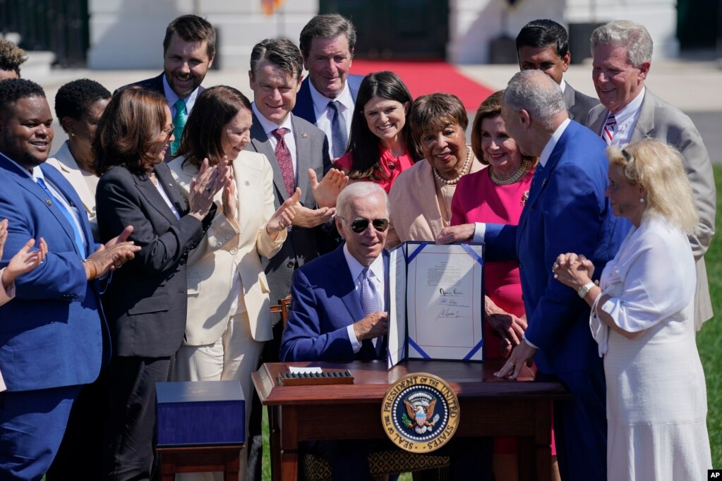 2022年8月9日，拜登总统在白宫南草坪将《2022年芯片和科学法》签署成法律。（美联社）(photo:VOA)