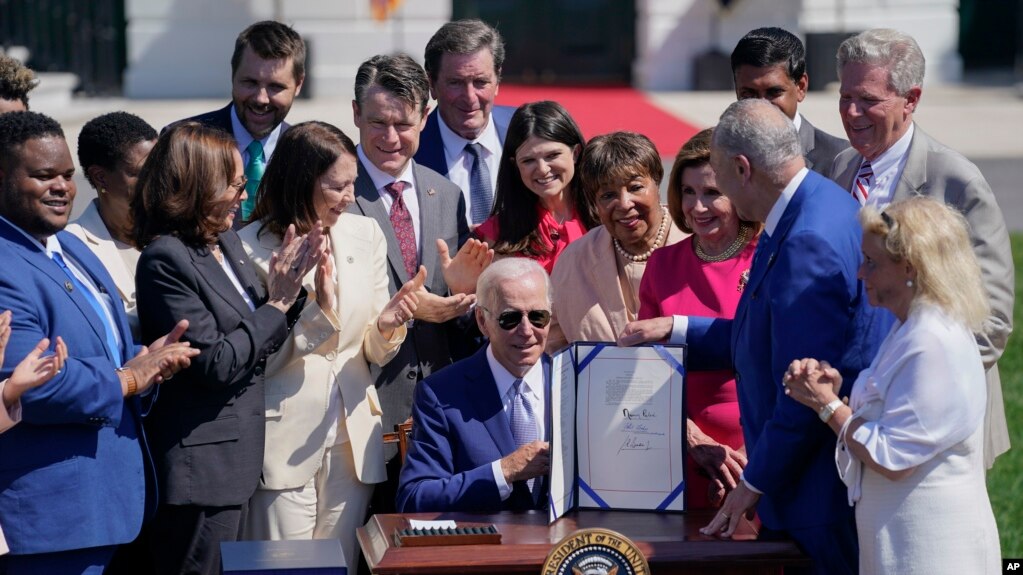 美国总统拜登在白宫南草坪举行的仪式上将《2022年芯片与科学法》签署生效。（2022年8月9日）(photo:VOA)