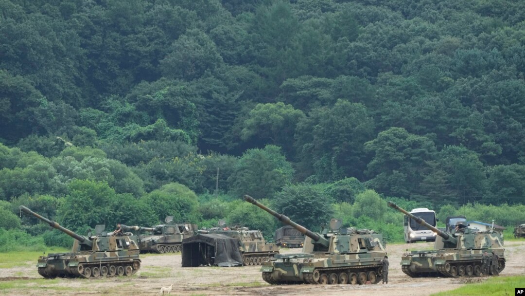 한국군 장병들이 지난 8월 경기도 파주에서 K-9 자주포를 동원해 훈련을 준비하고 있다. (자료사진)
