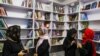 Mujeres afganas asisten a la inauguración de la biblioteca de mujeres en Kabul, Afganistán, 24 de agosto de 2022. REUTERS/Ali Khara