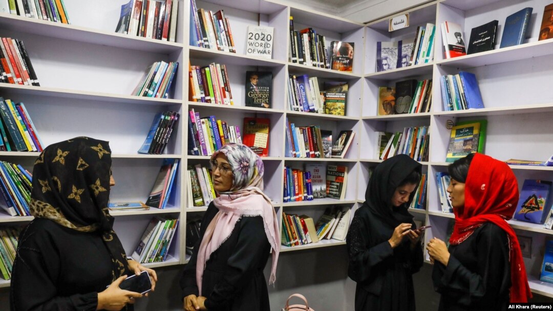 Sejumlah perempuan Afghanistan menghadiri pembukaan perpustakaan khusus perempuan di Kabul, Afghanistan, pada 24 Agustus 2022. (Foto: Reuters/Ali Khara)