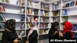 Sejumlah perempuan Afghanistan menghadiri pembukaan perpustakaan khusus perempuan di Kabul, Afghanistan, pada 24 Agustus 2022. (Foto: Reuters/Ali Khara)