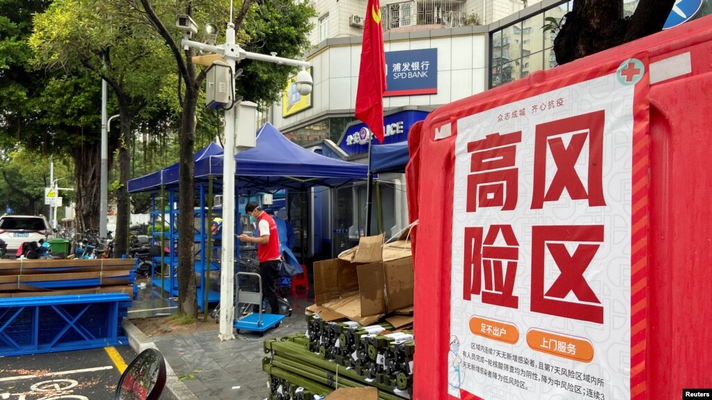 中国广东深圳街头竖立的一个新冠“高风险区”的警示牌。（2022年8月31日）(photo:VOA)