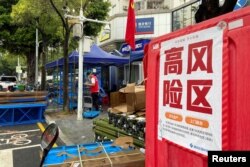 中國廣東深圳街頭豎立的一個新冠“高風險區”的警示牌。（2022年8月31日）