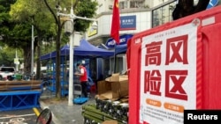 中国广东深圳街头竖立的一个新冠“高风险区”的警示牌。（2022年8月31日）