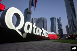 FILE - Branding di dekat Pusat Pameran dan Konvensi Doha tempat pengundian penyelenggaraan Piala Dunia sepak bola akan diadakan, di Doha, Qatar, 31 Maret 2022. (AP/Darko Bandic, File)