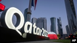 Kota Paris telah memutuskan untuk tidak menyiarkan pertandingan Piala Dunia di layar-layar raksasa di tengah kekhawatiran akan pelanggaran hak pekerja migran dan dampak lingkungan dari turnamen sepak bola itu di Qatar. (Foto: AP)