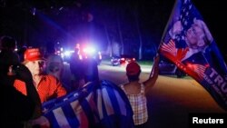 Partidarios del expresidente Donald Trump, se estacionan frente a su casa de Mar-a-Lago, Florida, el 8 de agosto de 2022.