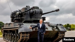 German Chancellor Olaf Scholz poses in front of a German self-propelled anti-aircraft gun Flakpanzer Gepard during a visit of the training program for Ukrainian soldiers on the Gepard anti-aircraft tank in Putlos near Oldenburg, Germany August 25, 2022.