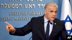 Perdana Menteri Israel Yair Lapid memberikan konferensi pers di kantornya di Yerusalem, 24 Agustus 2022. 