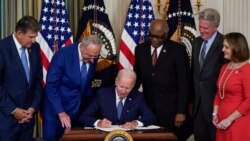 El presidente Biden firma histórico proyecto de ley