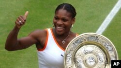 Foto Achiv: Serena Williams voye yon kout pous pandan li kenbe twofe li apre li kale se li Venus pou ranpote chanpyona Wimbledon nan, Samdi 5 Jiye, 2005. 