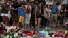 Varias personas rinden homenaje a las víctimas dos días después del atentado de La Rambla, en Barcelona, el 19 de agosto de 2017.