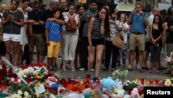 Varias personas rinden homenaje a las víctimas dos días después del atentado de La Rambla, en Barcelona, el 19 de agosto de 2017.