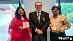 সম্মানসূচক ব্রিটিশ পুরস্কার লাভ করলেন দুই বাংলাদেশি নাগরিক তানাজ্জীনা কোরেশি এবং লিনুস প্রদীপ গোমস 