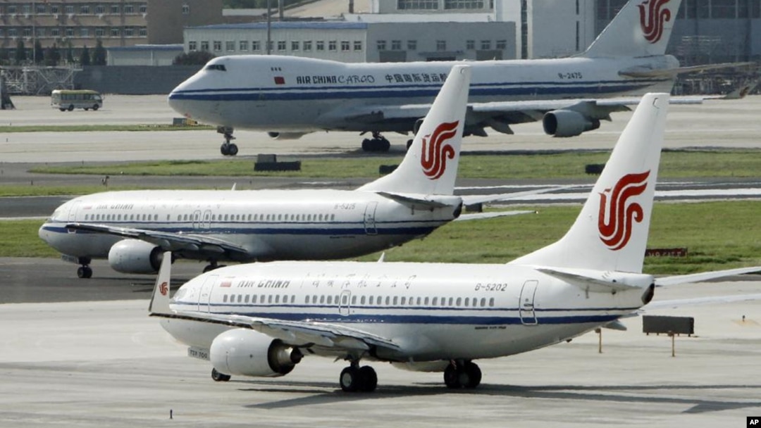 Pesawat Air China terlihat di landasan pacu di Bandara Beijing, di Beijing, China, pada 20 Agustus 2009. Sembilan penumpang terluka setelah kebakaran mesin mengirimkan asap ke dalam kabin pesawat jet Air China yang mendarat di Singapura. (Foto: AP/Greg Baker)