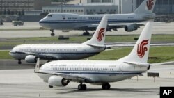 Pesawat Air China terlihat di landasan pacu di Bandara Beijing, di Beijing, China, pada 20 Agustus 2009. Sembilan penumpang terluka setelah kebakaran mesin mengirimkan asap ke dalam kabin pesawat jet Air China yang mendarat di Singapura. (Foto: AP/Greg Baker)