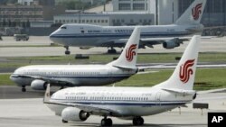 En esta imagen de archivo, aviones de Air China sobre la pista del Aeropuerto de Beijing, en Beijing, China, el 20 de agosto de 2009. (AP Foto/Greg Baker, archivo)