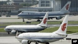 资料照- 三架中国国航（Air China）班机停在北京机场的跑到上等待进港或起飞。
