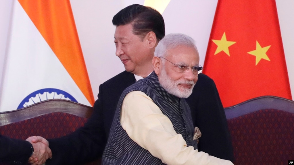 印度总理莫迪2016年10月16日在印度果阿召开的金砖国家峰会上同各成员国领导握手。美联社资料照。(photo:VOA)