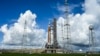 Roket bulan tak berawak Artemis I berada di landasan peluncuran di Kennedy Space Center di Cape Canaveral, Florida, pada 25 Agustus 2022, menjelang peluncuran yang diharapkan pada 29 Agustus. (Foto: AFP)