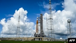 Roket bulan tak berawak Artemis I berada di landasan peluncuran di Kennedy Space Center di Cape Canaveral, Florida, pada 25 Agustus 2022, menjelang peluncuran yang diharapkan pada 29 Agustus. (Foto: AFP)