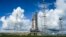 Roket bulan tak berawak Artemis I berada di landasan peluncuran di Kennedy Space Center di Cape Canaveral, Florida, pada 25 Agustus 2022, menjelang peluncuran yang diharapkan pada 29 Agustus. (Foto: AFP)