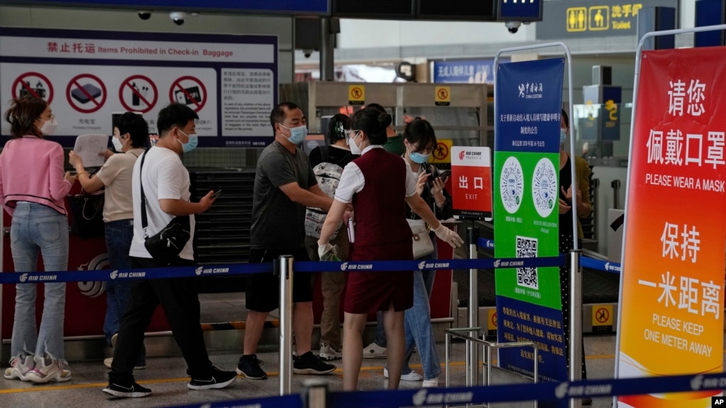 Kiểm tra hành khách Trung Quốc tại Phi trường Quốc tế Bắc Kinh.