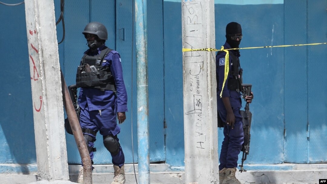 Sejumlah petugas keamanan berpatroli di lokasi ledakan di Mogadishu, Somalia, Sabtu, 20 Agustus 2022. (Foto: Hassan Ali Elmi/ AFP)